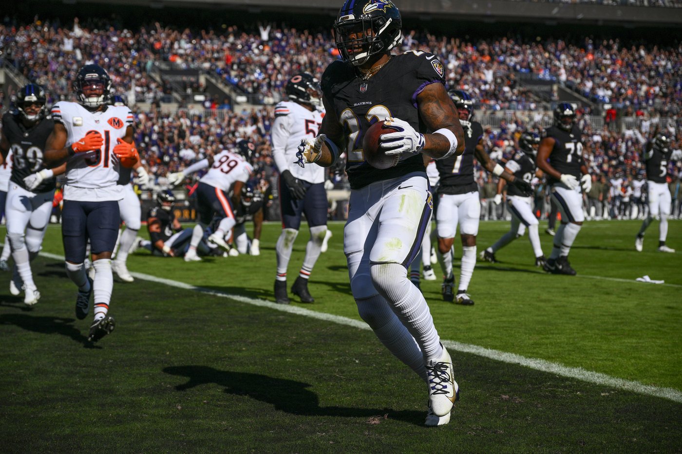 Tyler Huntley leads Ravens past Bears 30-16, Derrick Henry scores 2 TDs for Baltimore | iNFOnews.ca