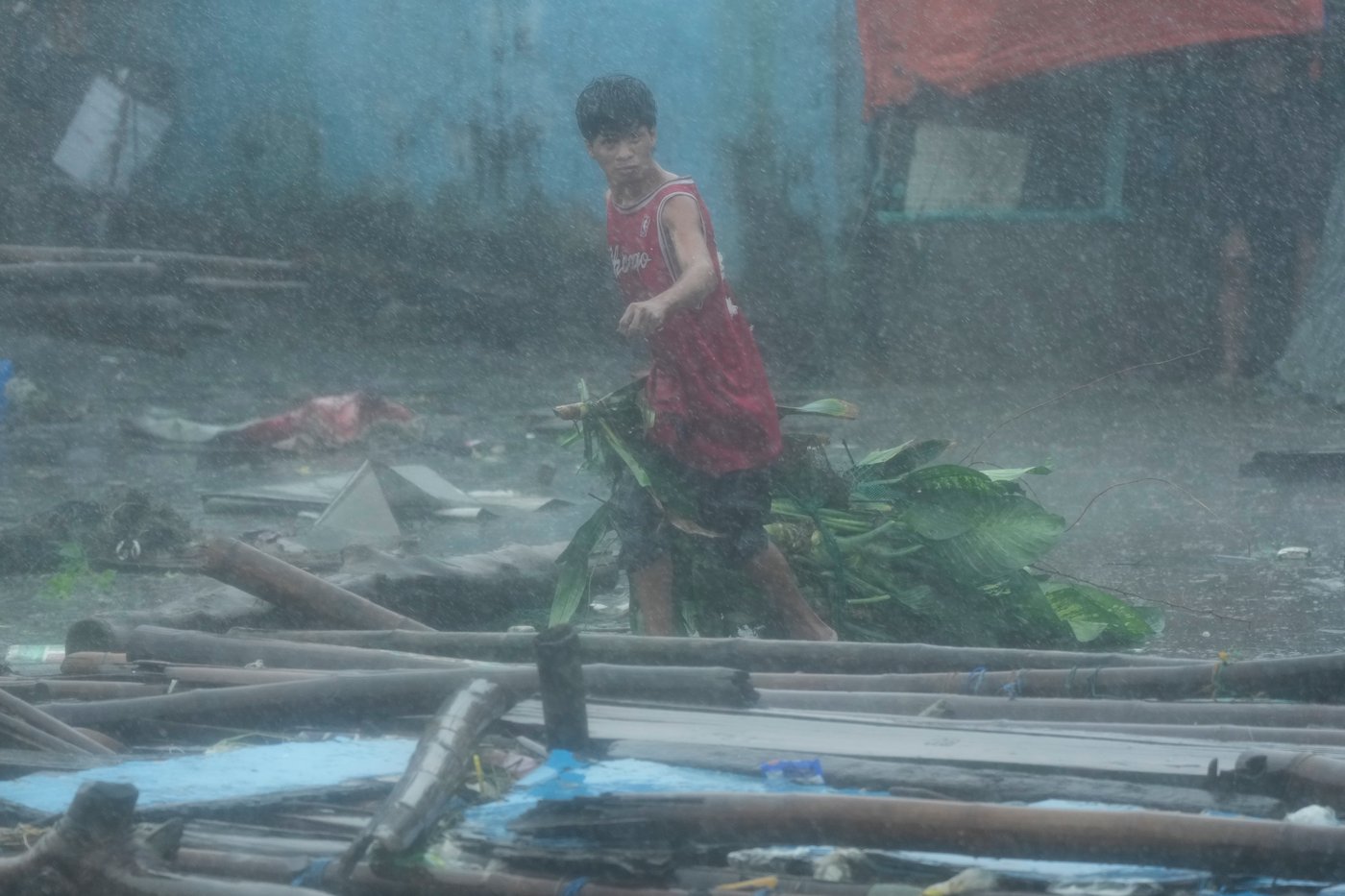 Typhoon Fung-wong blows away from the Philippines, leaving 10 dead and 1.4 million displaced | iNFOnews.ca