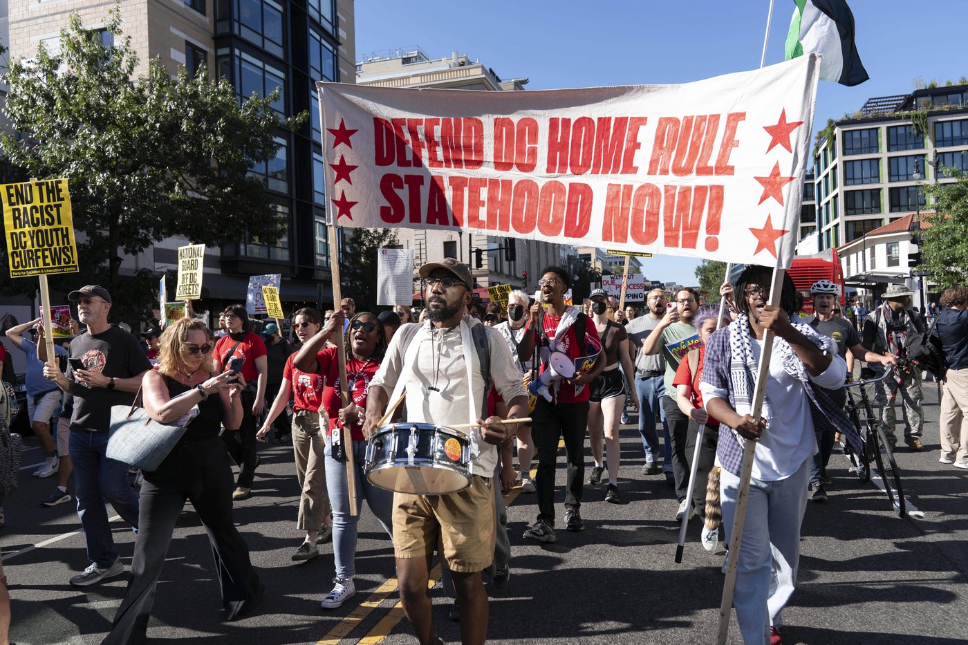 Photos of week three of Washington's federal takeover, as troops on patrol start carrying guns | iNFOnews.ca
