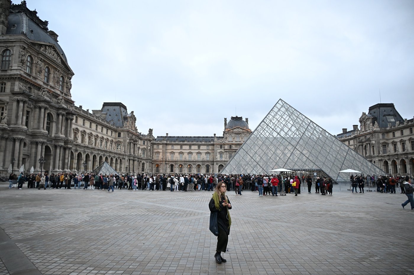 Louvre remains closed one day after jewel heist | iNFOnews.ca Louvre remains closed one day after jewel heist | iNFOnews.ca