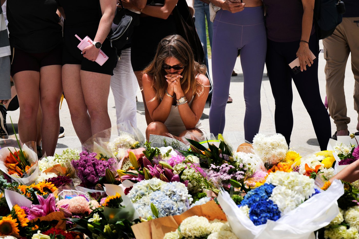 Photos show Australians mourning the victims of the Hanukkah attack on Bondi Beach | iNFOnews.ca