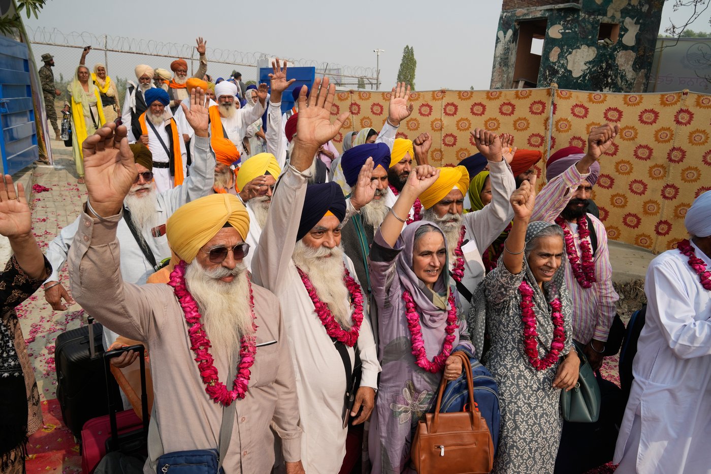 Nearly 2,100 Indian Sikhs arrive in Pakistan for annual religious festivities | iNFOnews.ca Nearly 2,100 Indian Sikhs arrive in Pakistan for annual religious festivities | iNFOnews.ca