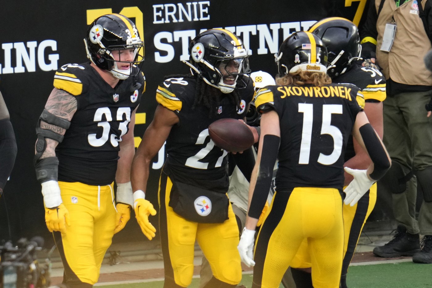 Steelers run past Bengals 34-12 but lose Aaron Rodgers to a left wrist injury | iNFOnews.ca Steelers run past Bengals 34-12 but lose Aaron Rodgers to a left wrist injury | iNFOnews.ca