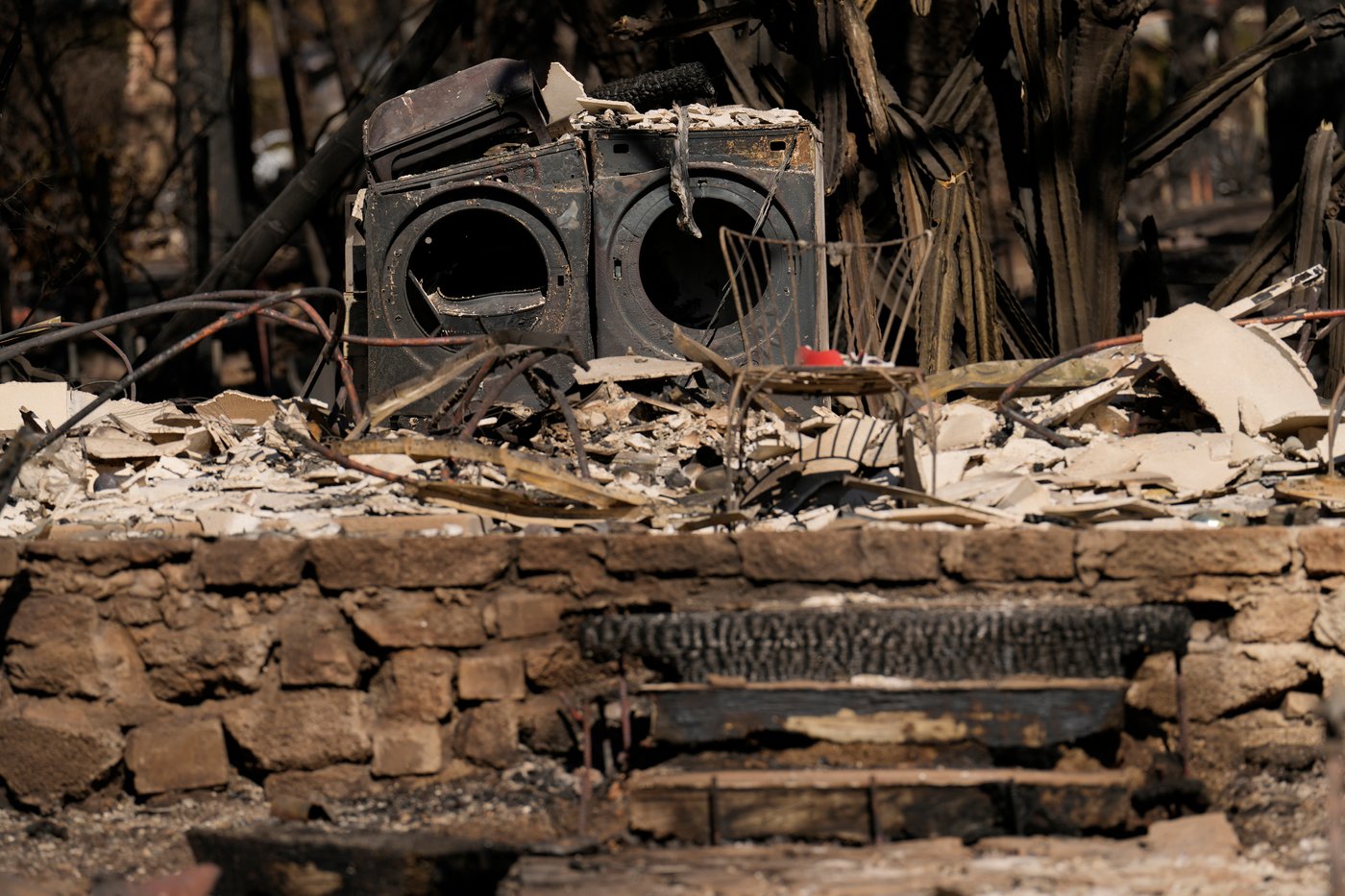LA County response to deadly fires slowed by lack of resources, outdated alert process, report says | iNFOnews.ca