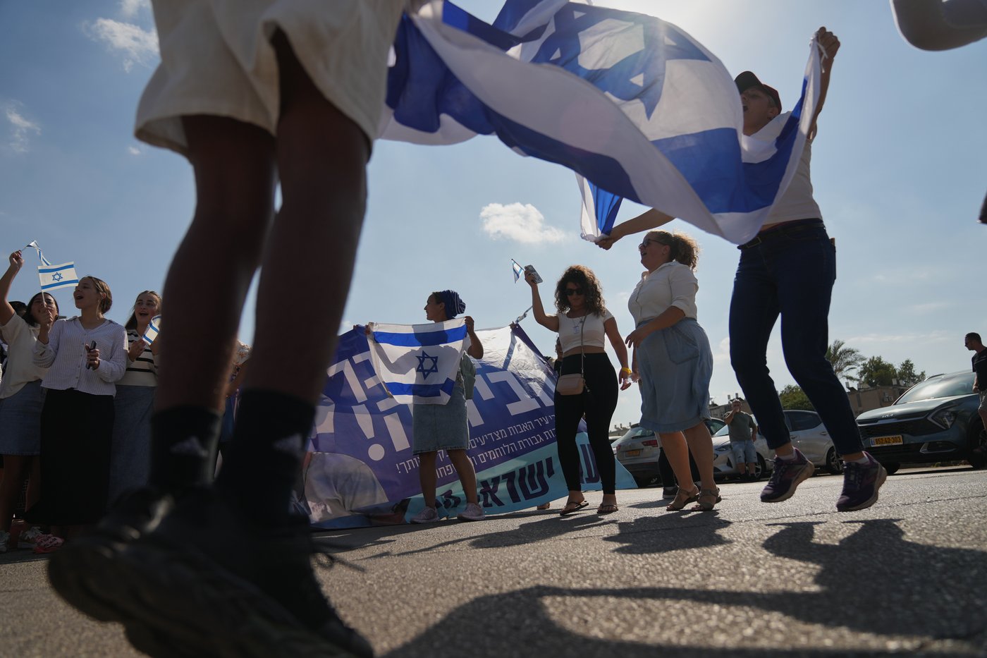 Israelis celebrate the return of hostages after ceasefire in Gaza, in photos | iNFOnews.ca