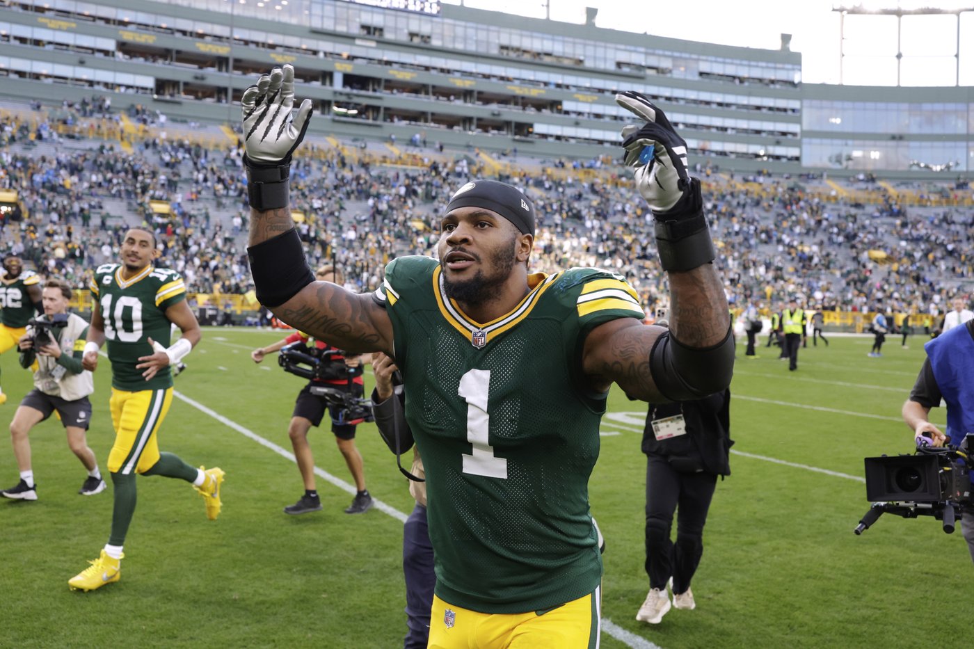 Micah Parsons has a successful debut with the Packers while dealing with a back issue | iNFOnews.ca