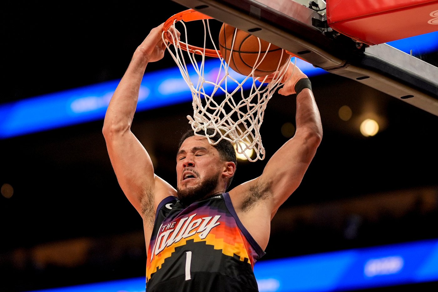 Suns' Devin Booker rolls his ankle and Jalen Green also hurt in loss to Hawks | iNFOnews.ca