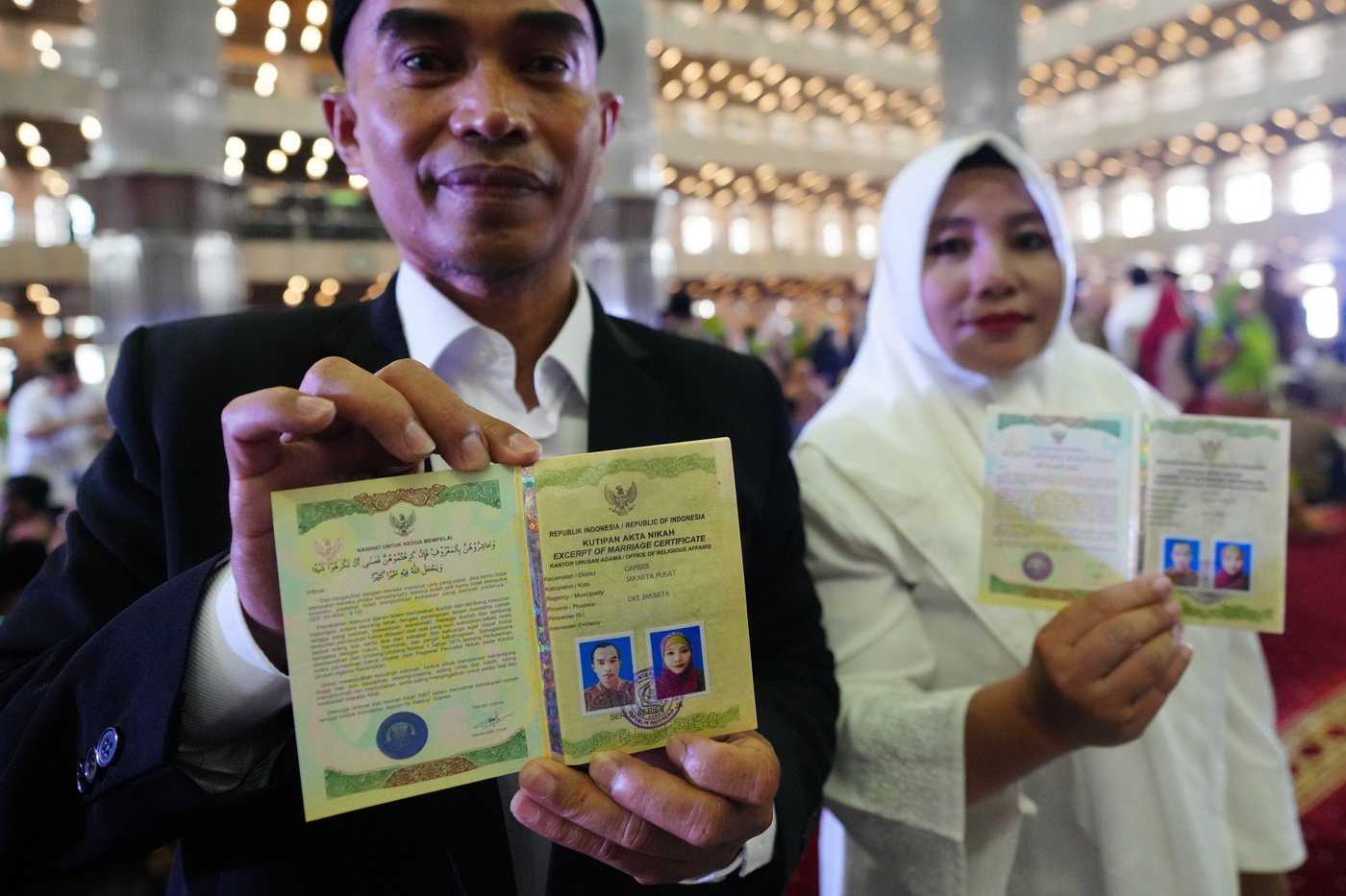 Photos capture the moment 51 couples tie the knot in Indonesian mass wedding ceremony | iNFOnews.ca