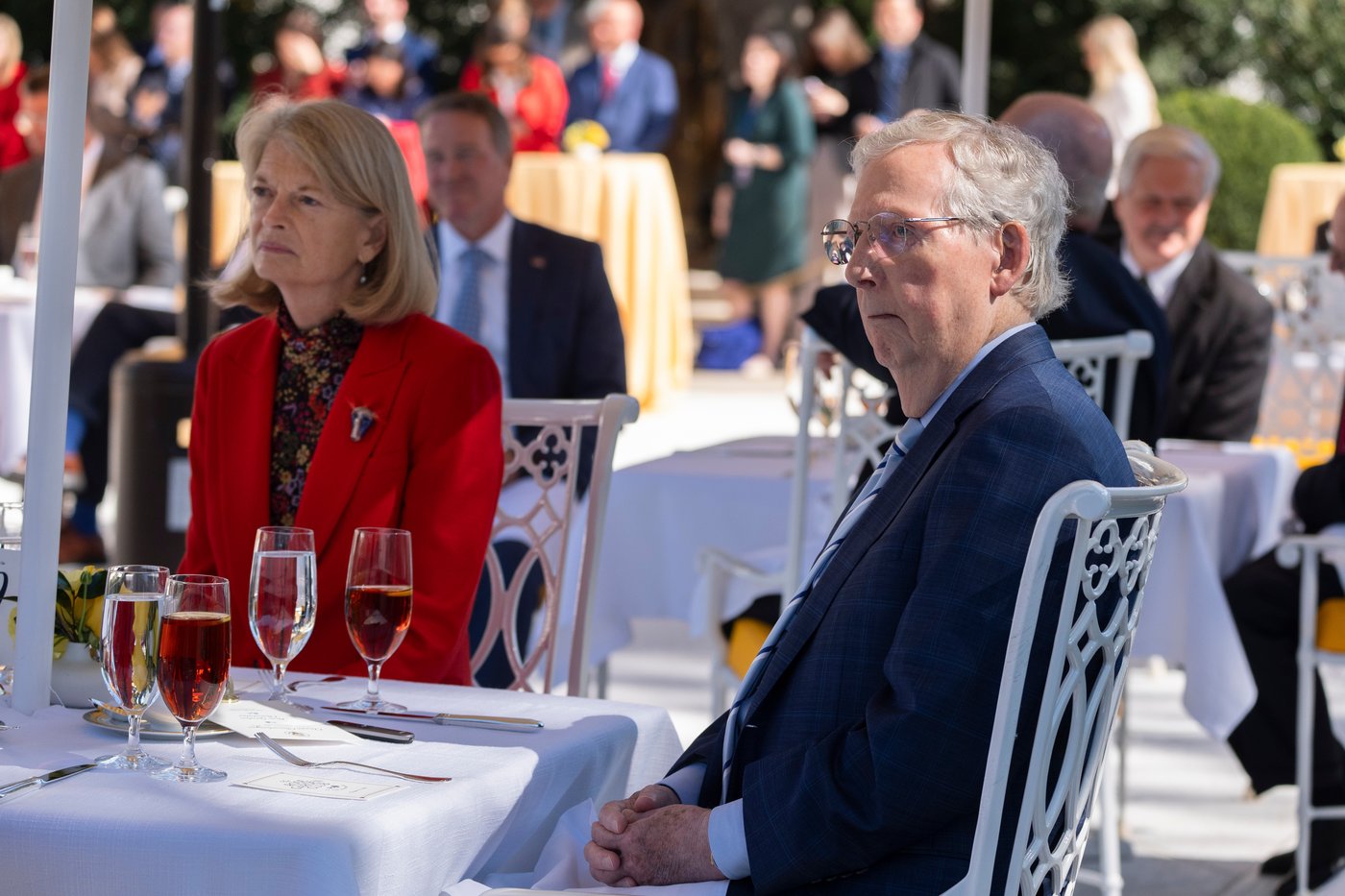 Trump hosts Senate Republicans at renovated White House as the shutdown drags into fourth week | iNFOnews.ca