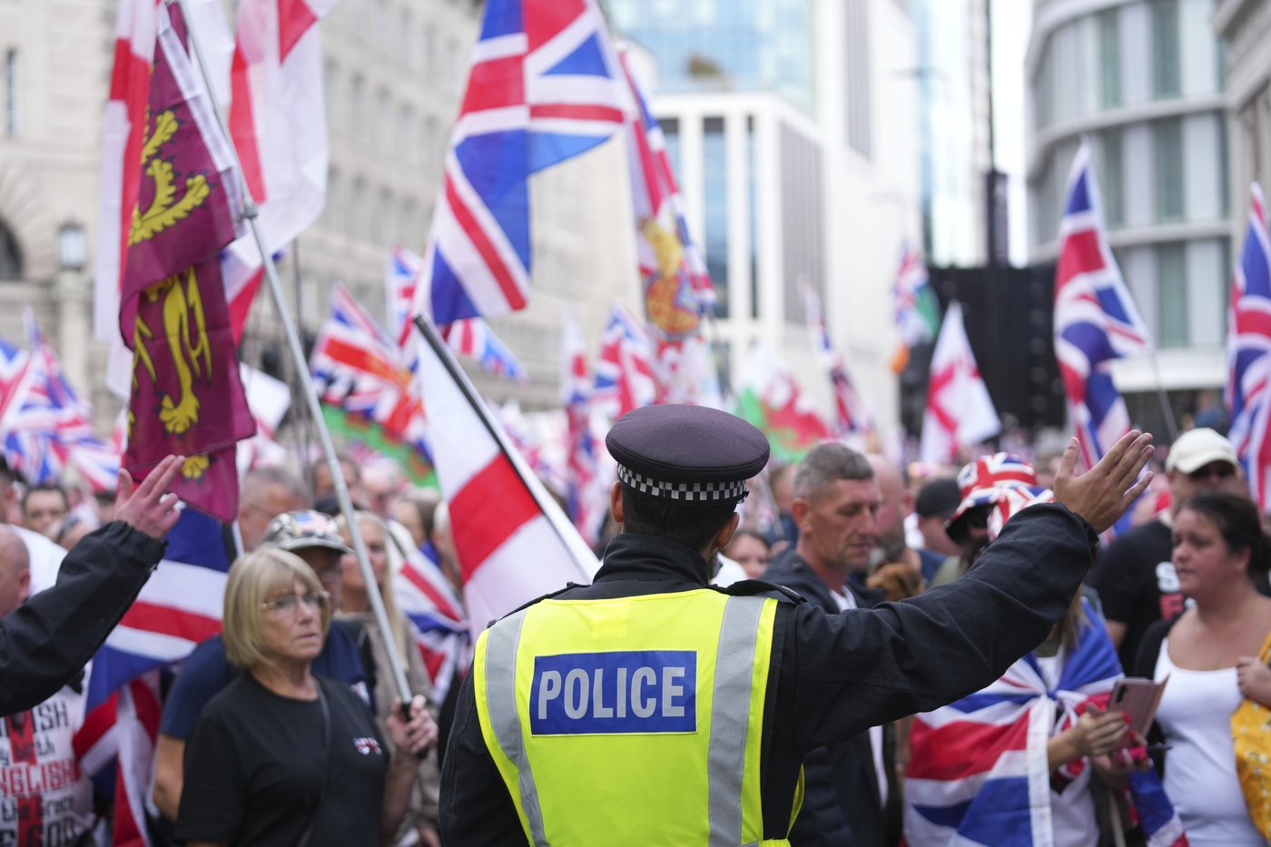 More than 100,000 attend London protest organized by far-right activist, with clashes breaking out | iNFOnews.ca More than 100,000 attend London protest organized by far-right activist, with clashes breaking out | iNFOnews.ca