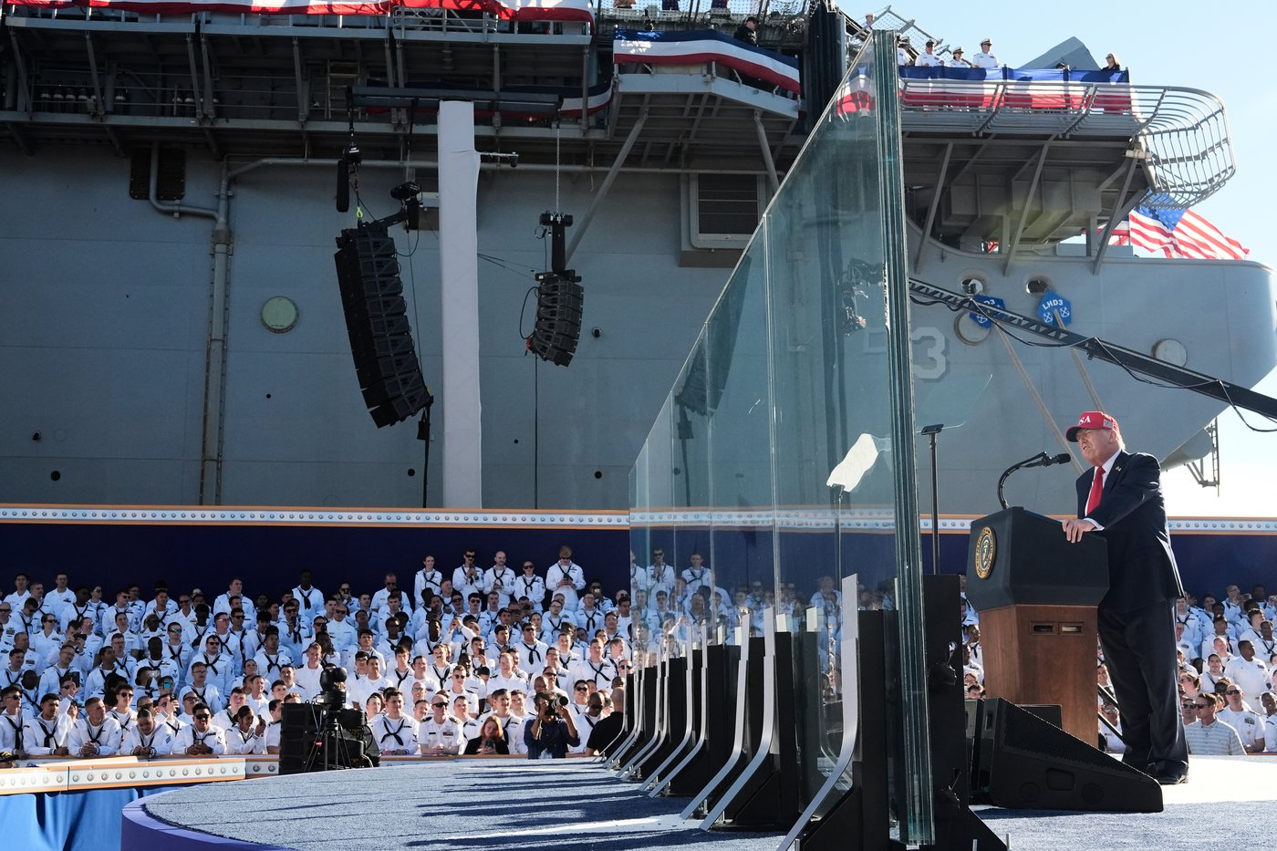 Trump doesn't let shutdown interfere with celebrating Navy's 250th anniversary at rally-like event | iNFOnews.ca