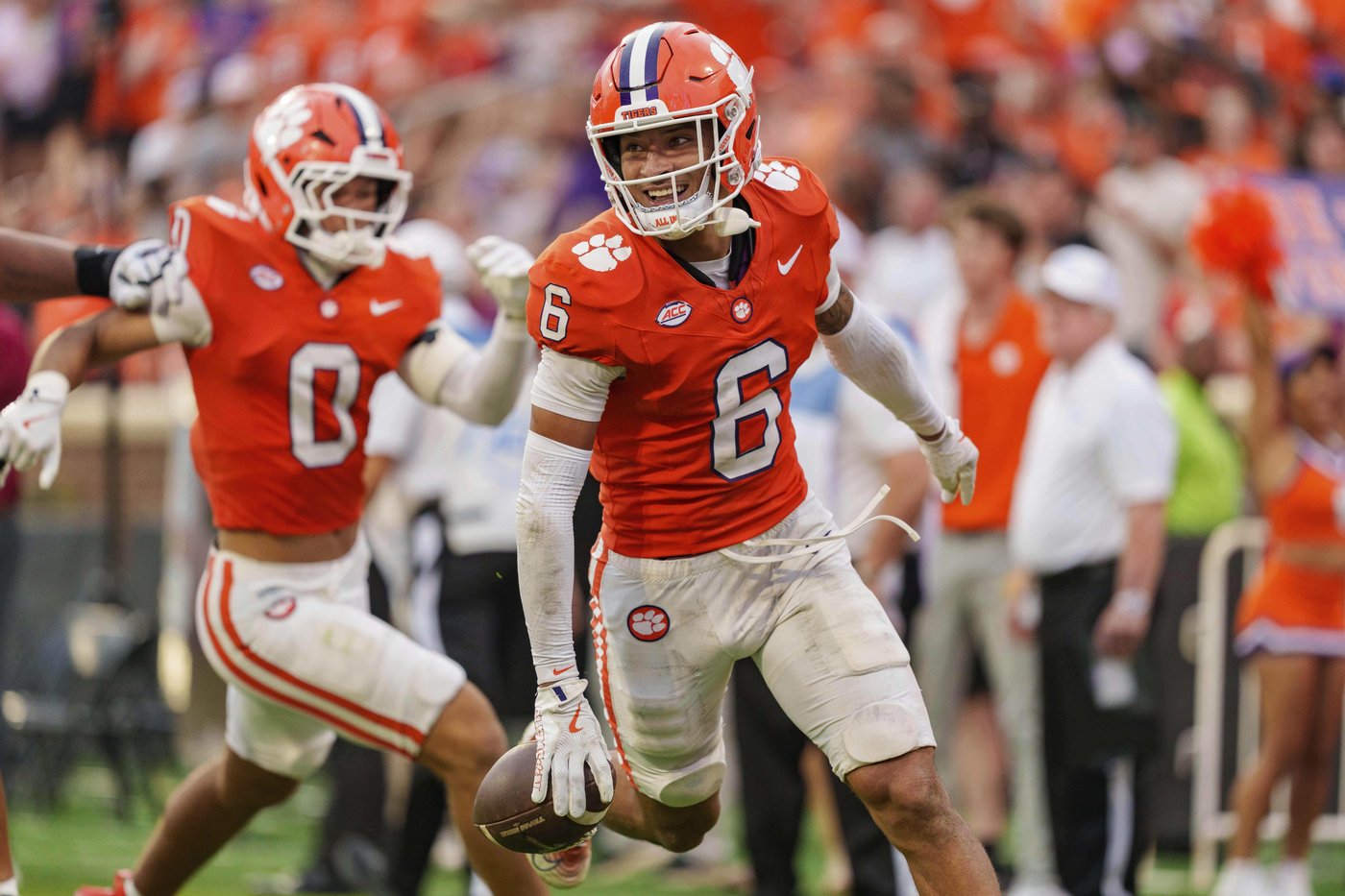 No. 8 Clemson survives scare from Troy, wins 27-16 as Wesco catches 2 second-half TDs | iNFOnews.ca No. 8 Clemson survives scare from Troy, wins 27-16 as Wesco catches 2 second-half TDs | iNFOnews.ca
