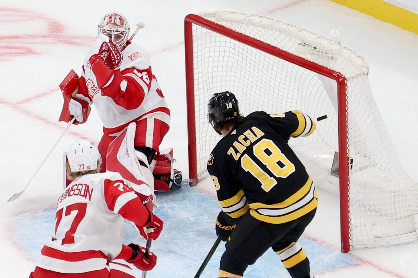 Swayman leads the Bruins past the Red Wings 3-2 in a shootout | iNFOnews.ca