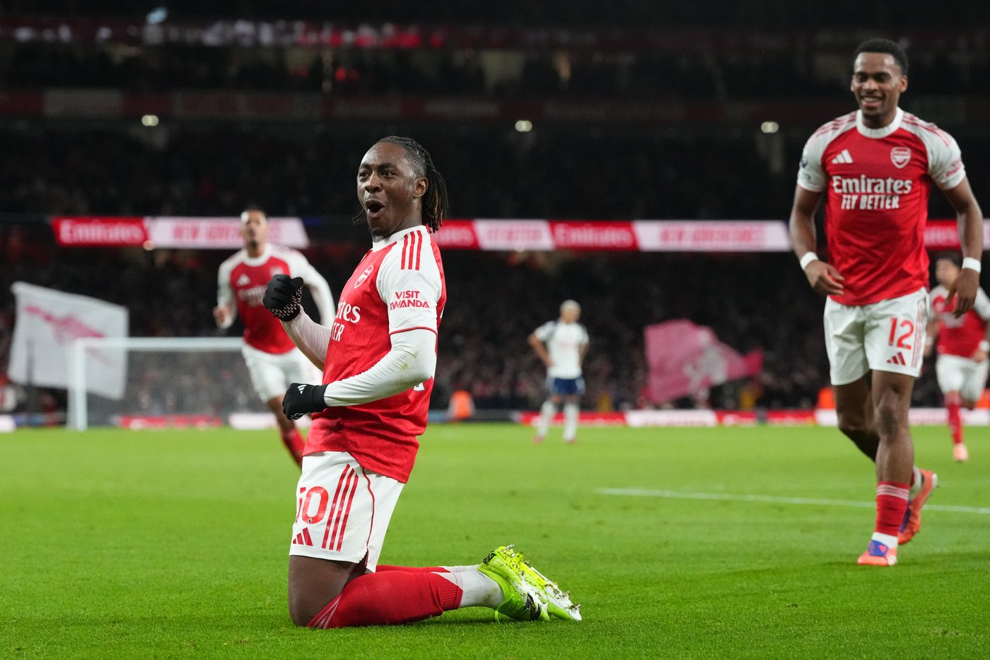 Too Eze: Midfield star's hat trick helps Arsenal beat Spurs and take 6-point lead in Premier League | iNFOnews.ca