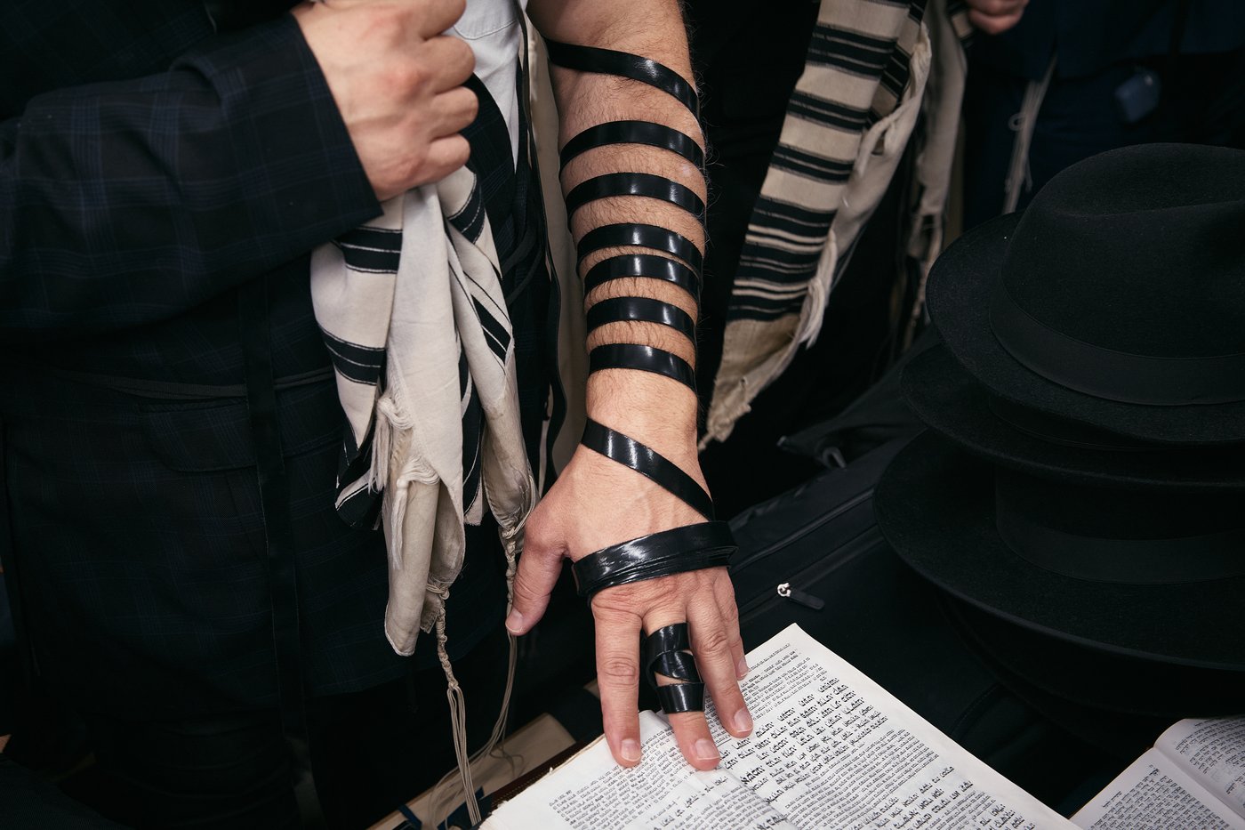 Photos of Hasidic Jewish rabbis praying at resting place of 'the Rebbe' in New York | iNFOnews.ca