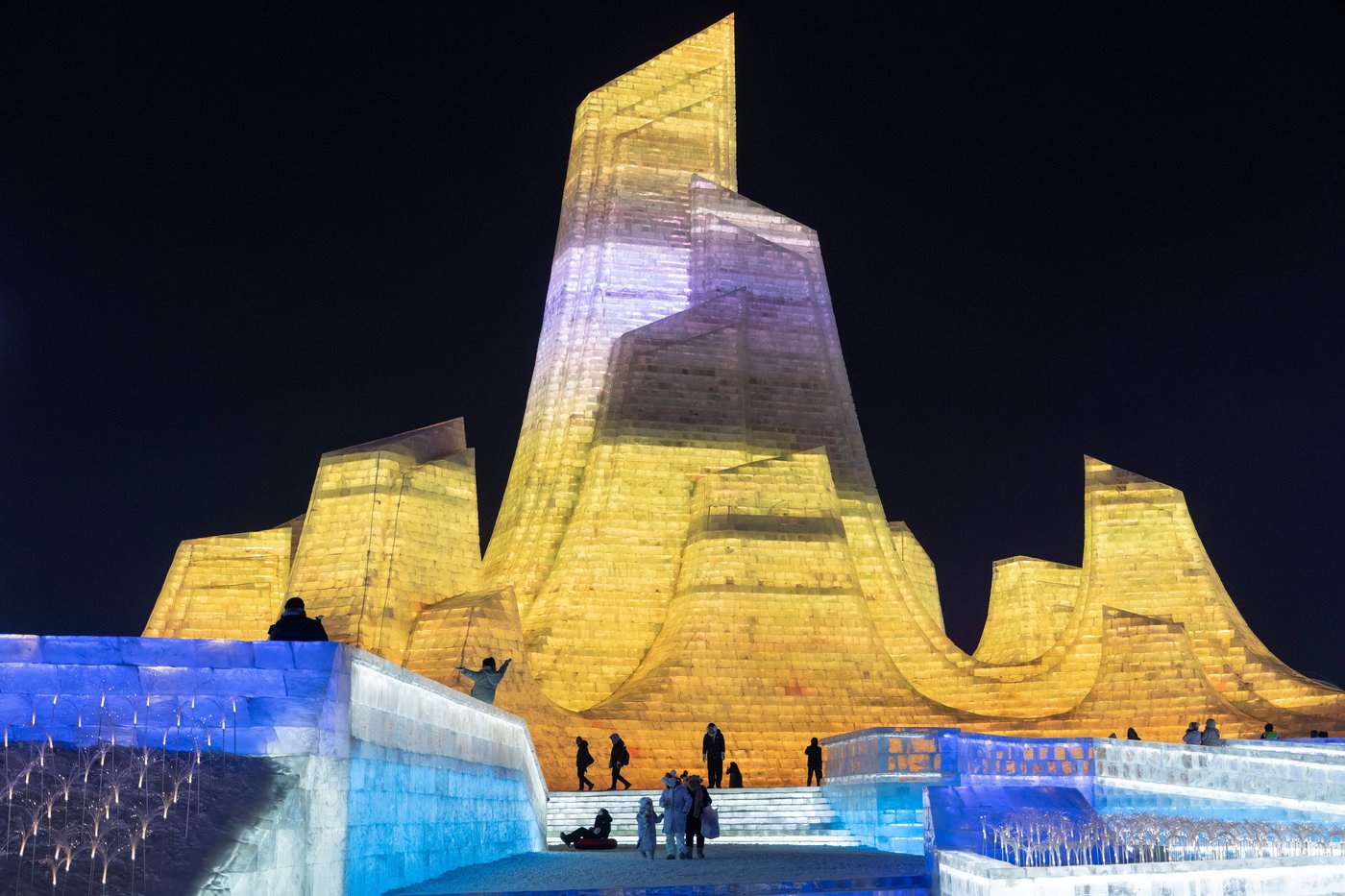 An annual ode to ice is carved in frozen northern China | iNFOnews.ca An annual ode to ice is carved in frozen northern China | iNFOnews.ca