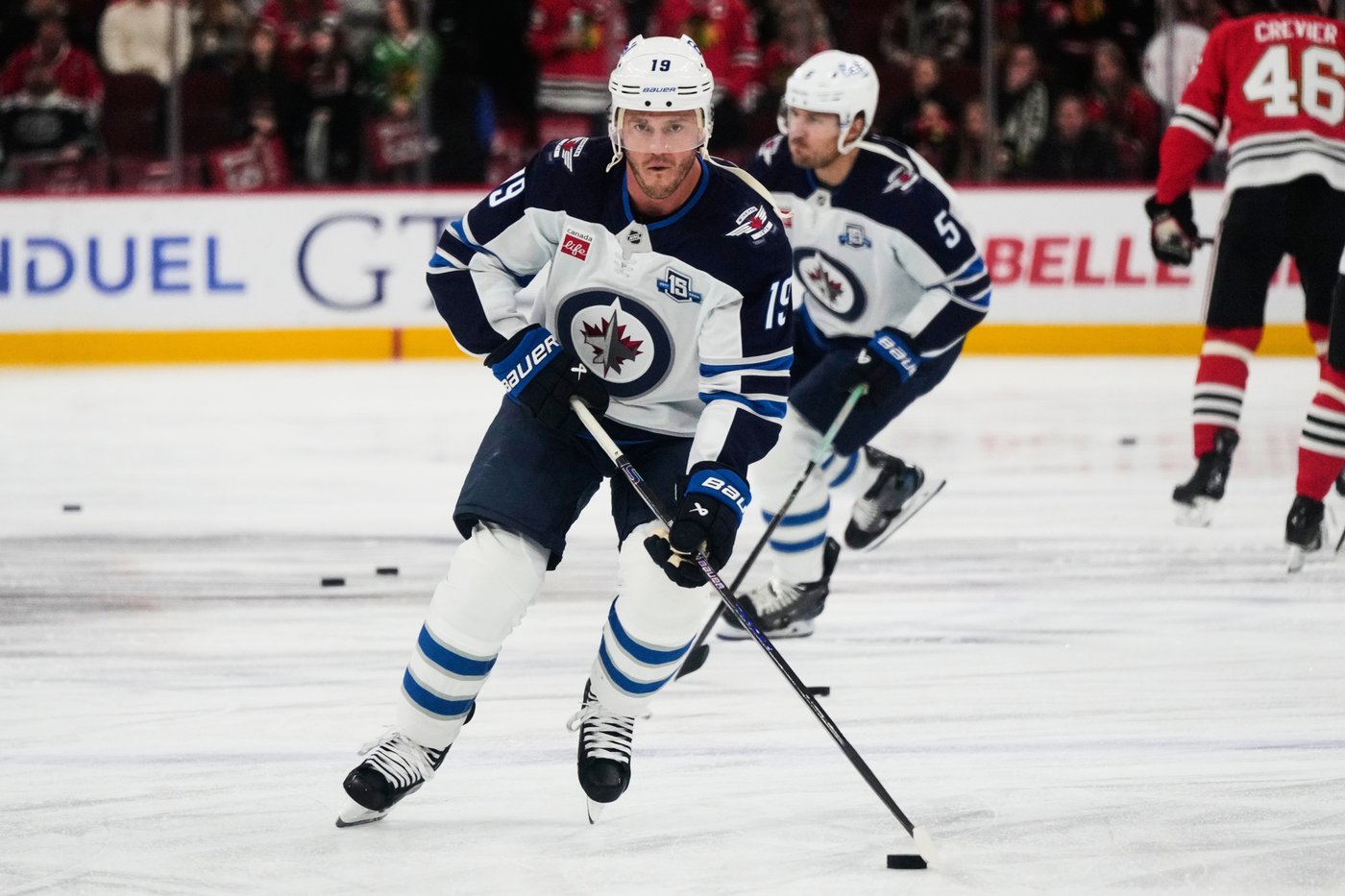 Jonathan Toews gets standing ovation in return to Chicago with Winnipeg Jets | iNFOnews.ca