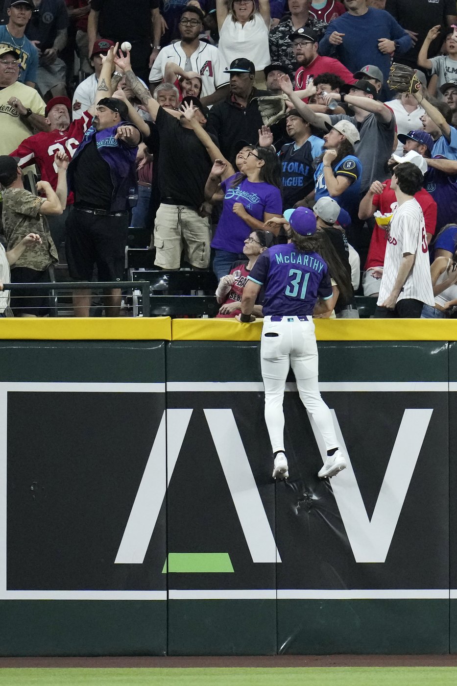 Bohm has 3 RBIs in return, Buehler good in relief as Phillies win 8-2, hurting D-backs playoff hopes | iNFOnews.ca