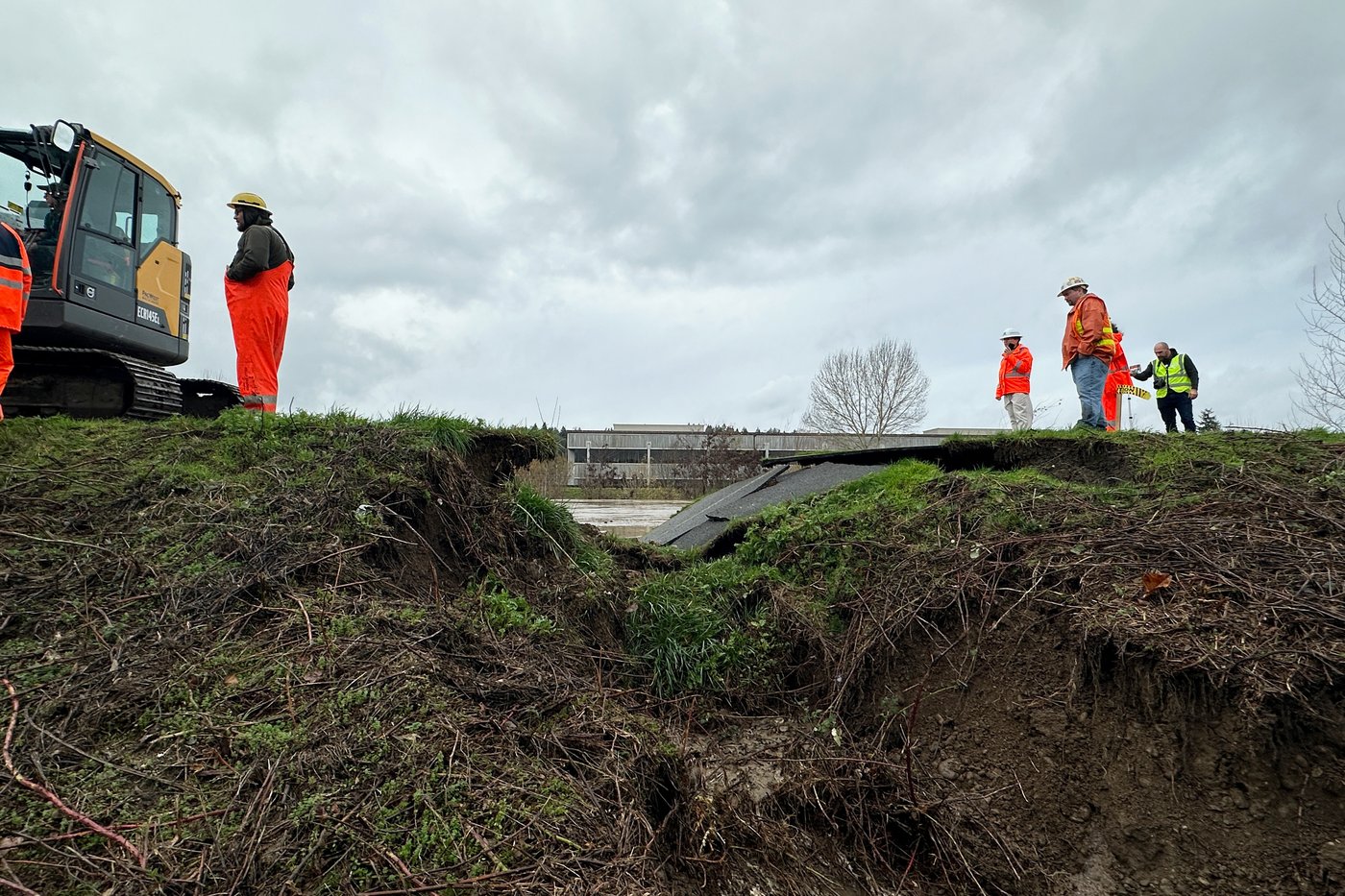 Crews use sandbags to shore up levee breach near Seattle after failure prompts flood warning | iNFOnews.ca Crews use sandbags to shore up levee breach near Seattle after failure prompts flood warning | iNFOnews.ca