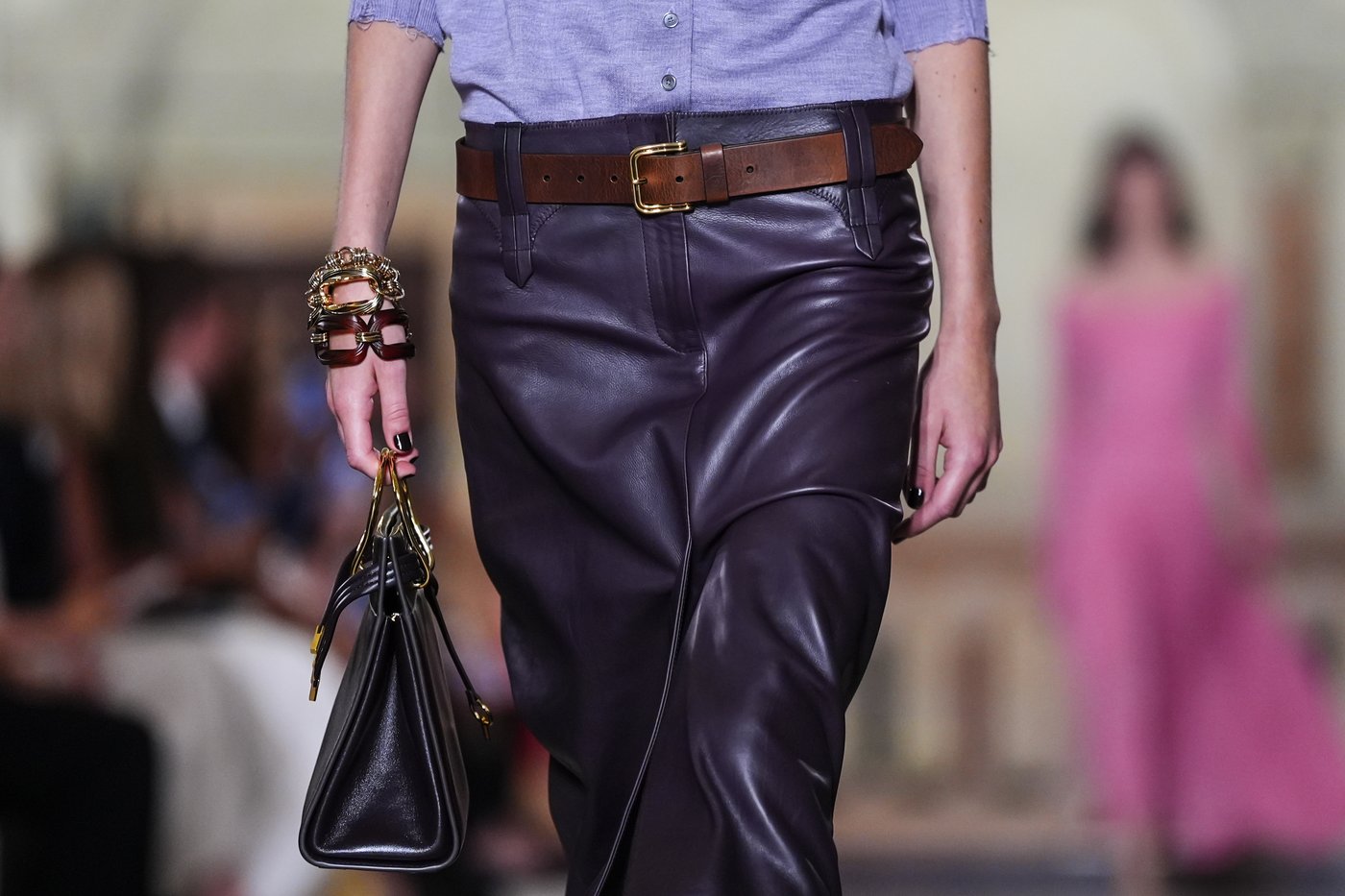 Tory Burch takes her latest collection to the bank for New York Fashion Week show | iNFOnews.ca
