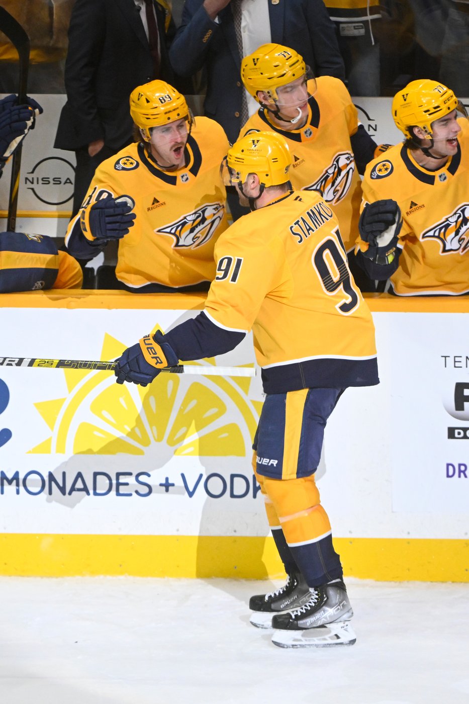 Stamkos breaks late tie with 3rd goal of game, Predators rally to beat Senators 5-3 | iNFOnews.ca