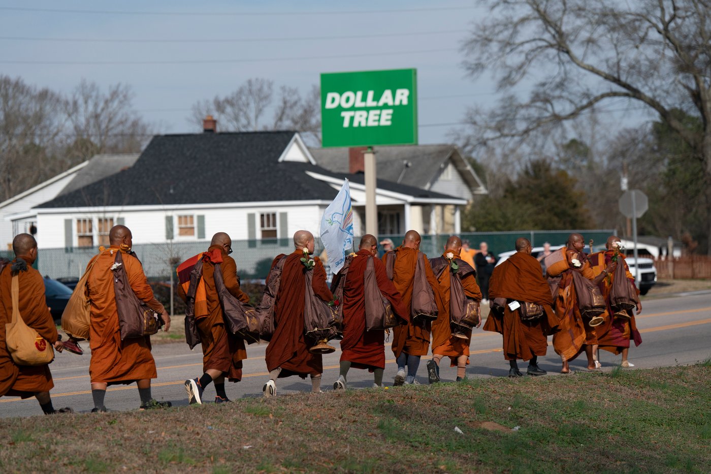 Buddhist monks and their dog captivate Americans while walking for peace | iNFOnews.ca