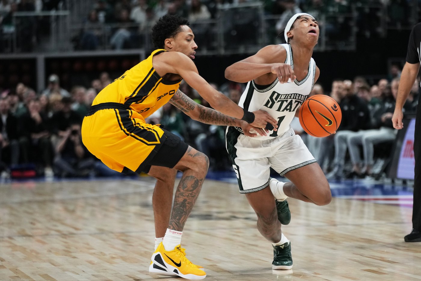 No. 9 Michigan State beats Oakland 79-70 as Tom Izzo and Greg Kampe don custom holiday sweaters | iNFOnews.ca