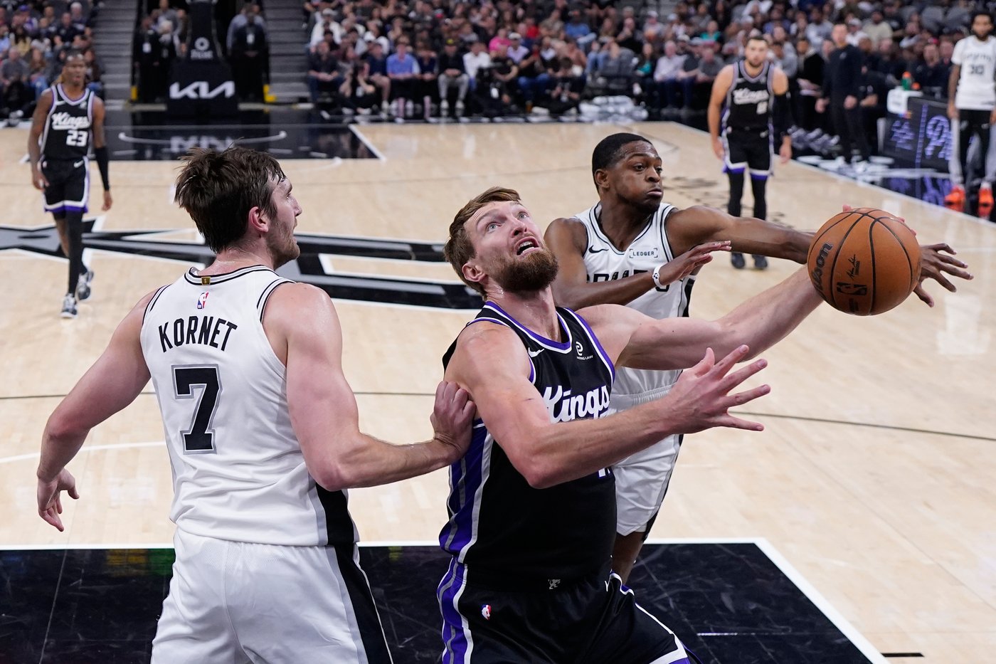 Kings' Domantas Sabonis has partial meniscus tear and is expected to miss at least a month | iNFOnews.ca