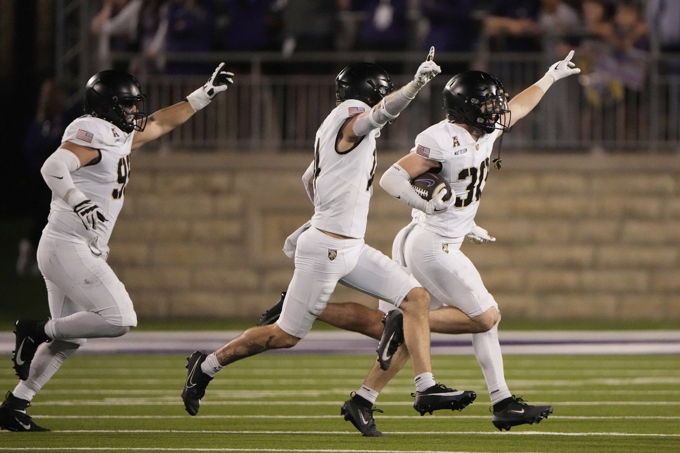 Hellums accounts for 3 TDs, scores with 2:52 left to push Army past Kansas State 24-21 | iNFOnews.ca