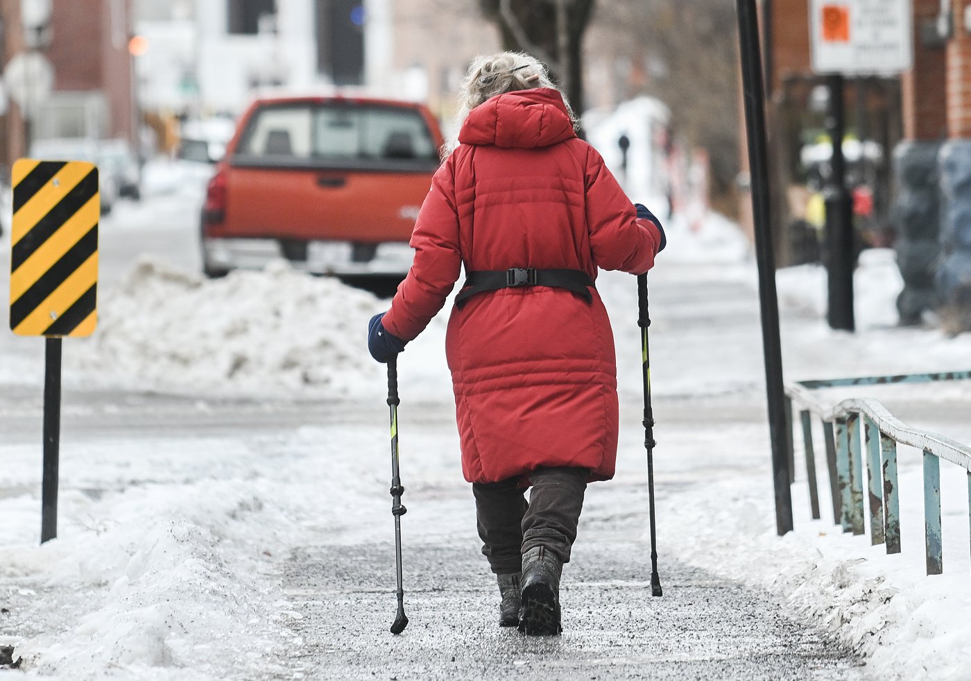 Sharp rise in 911 calls in Montreal as wintry weather hits Eastern Canada | iNFOnews.ca