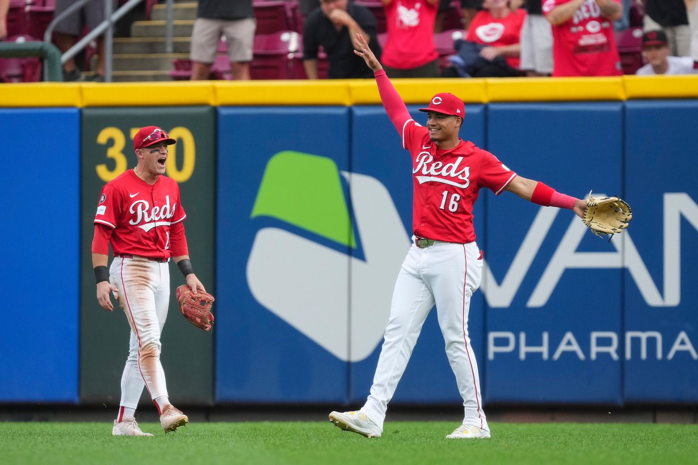 Marté robs Reynolds of tying homer in 9th, Reds beat Pirates, stay 1 game behind Mets for wild card | iNFOnews.ca