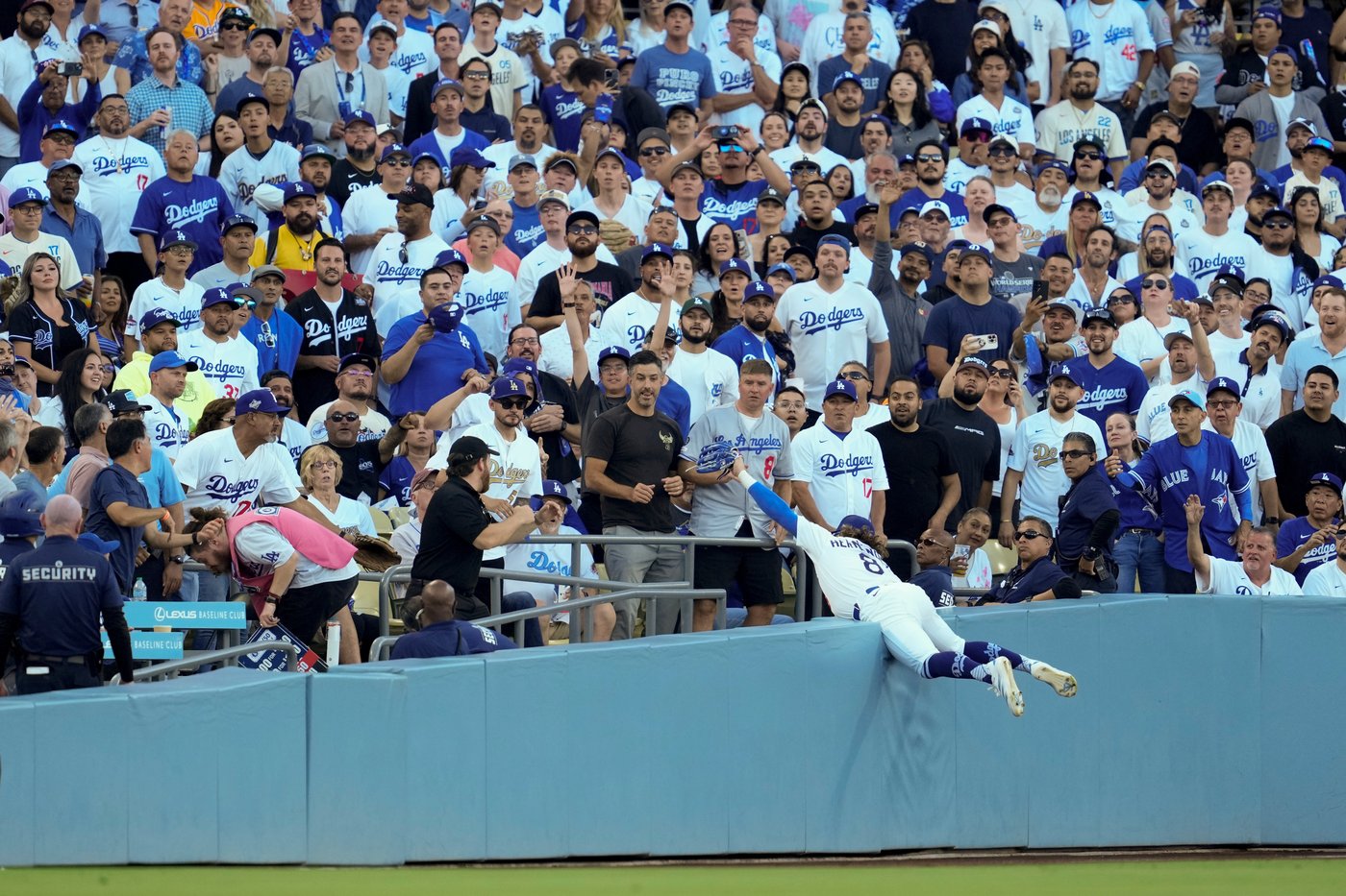 Photo Gallery: Blue Jays beat Dodgers 6-2 in Game 4 to tie Series | iNFOnews.ca
