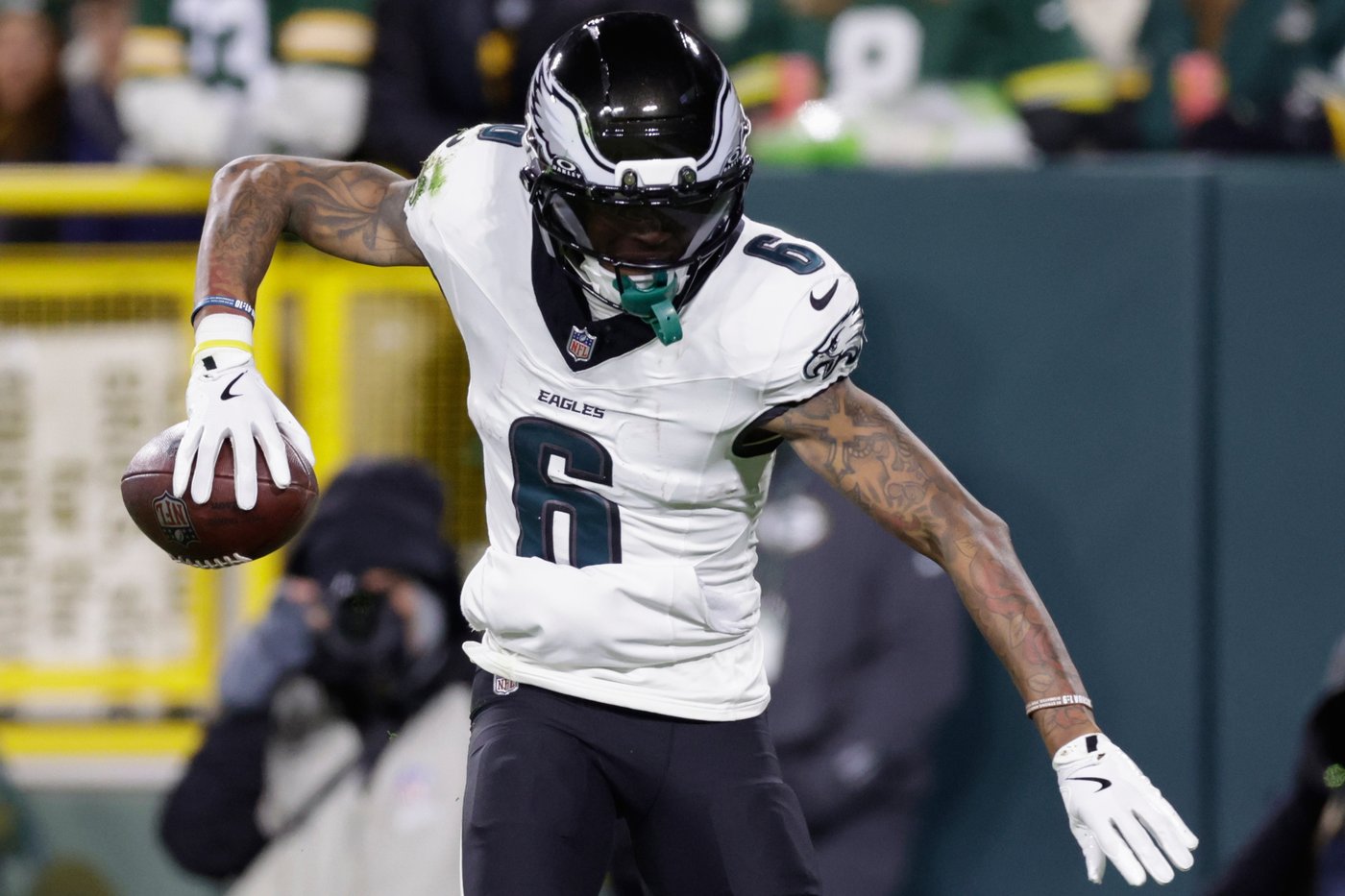 Jaelan Phillips' productive Eagles debut paces dominant defense in 10-7 win over Packers | iNFOnews.ca