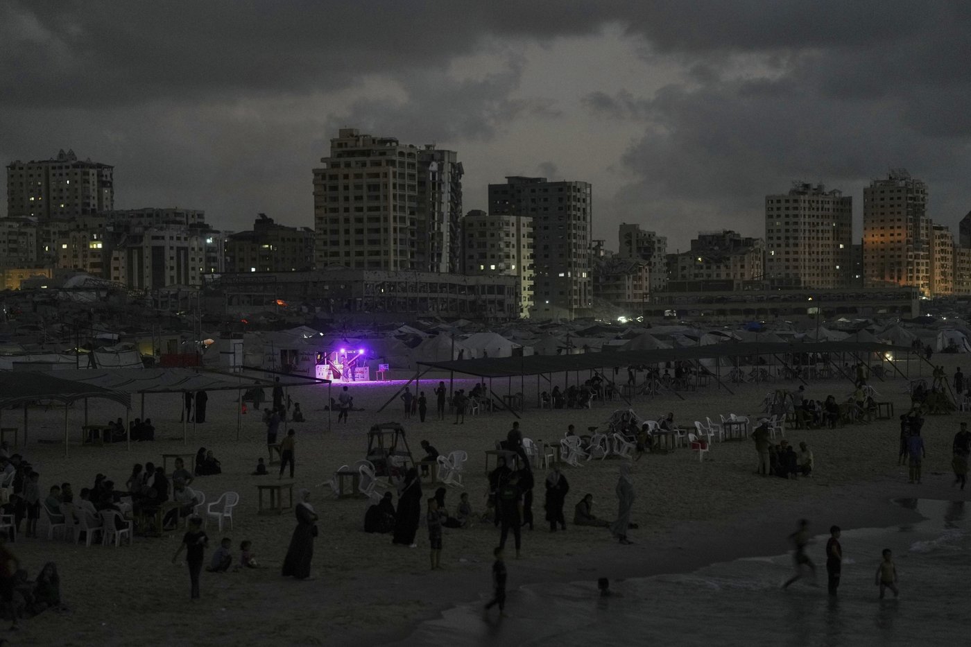 Photos in Gaza City, where the beach offers fleeting respite as war and famine grind on | iNFOnews.ca