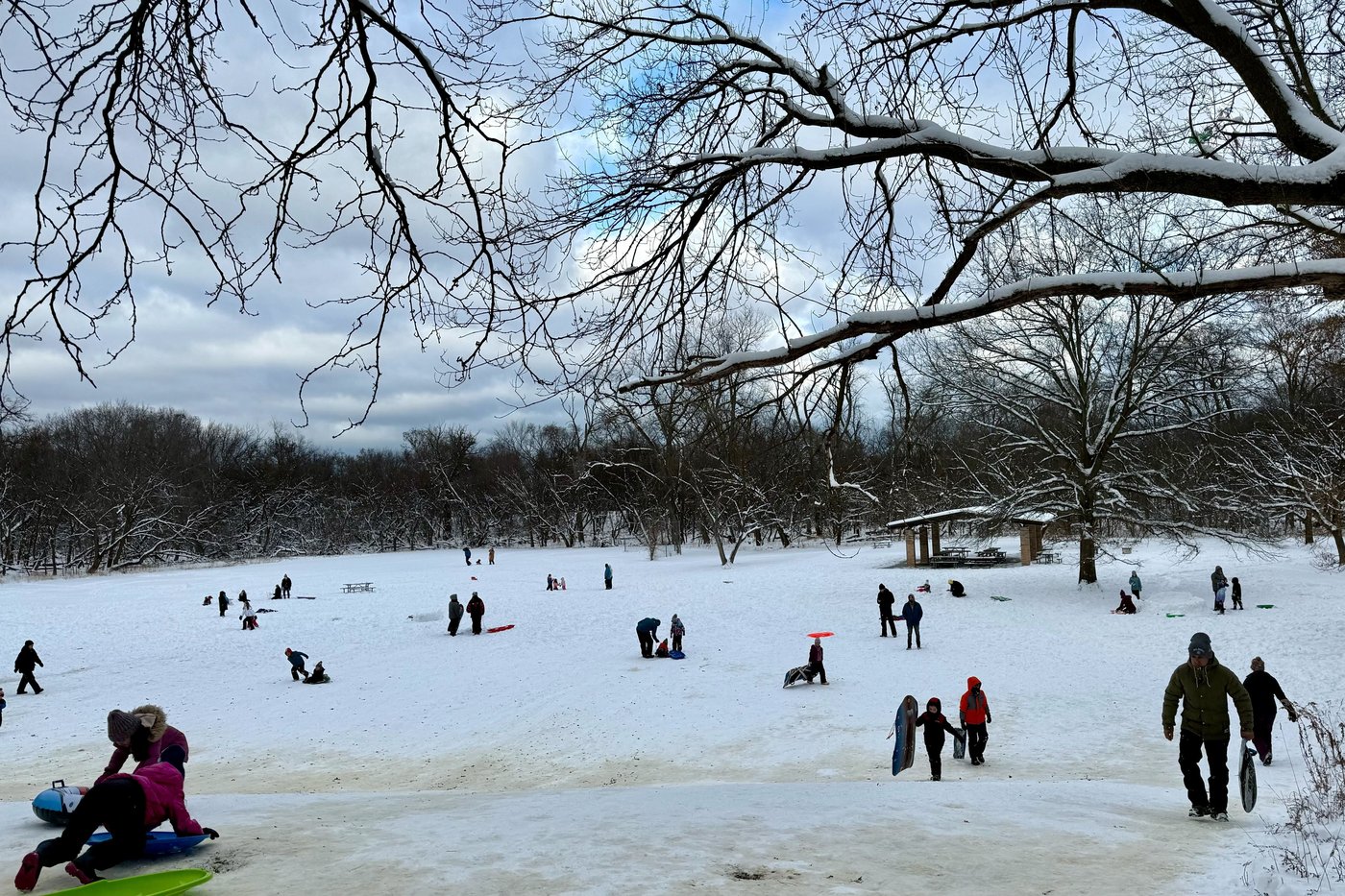 Post-Thanksgiving travelers in Chicago see flights canceled and delayed after winter storm | iNFOnews.ca