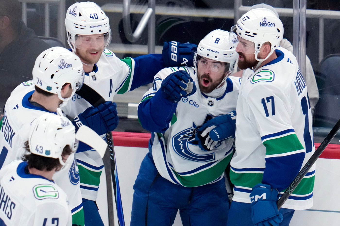 Crosby scores, Letang reaches 600 career assists as Penguins breeze past Canucks 5-1 | iNFOnews.ca Crosby scores, Letang reaches 600 career assists as Penguins breeze past Canucks 5-1 | iNFOnews.ca