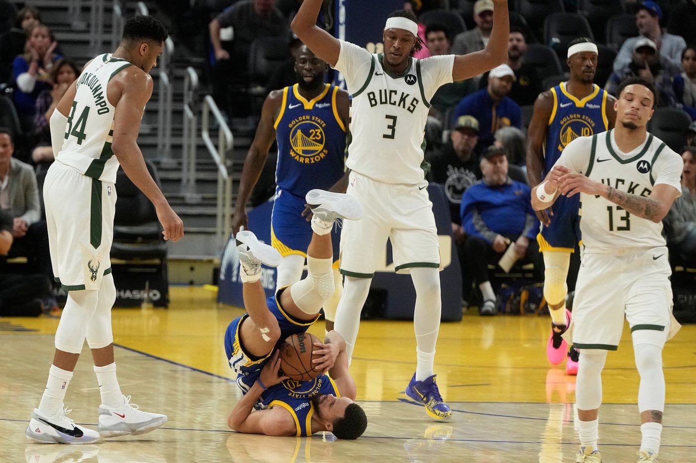 Stephen Curry, Jimmy Butler lead Warriors past Bucks, 120-113 | iNFOnews.ca