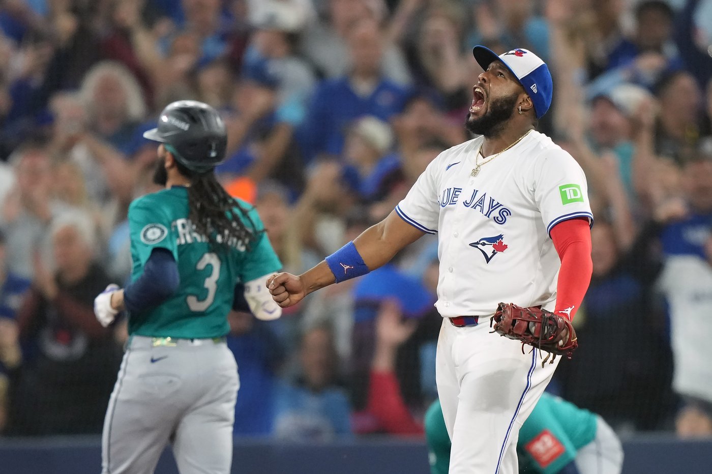 Photo Gallery: Blue Jays force Game 7 in ALCS with 6-2 win | iNFOnews.ca