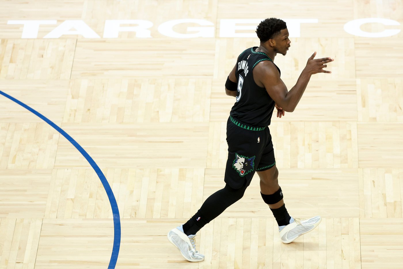 Edwards has 26 points to help Wolves beat Heat 122-94 | iNFOnews.ca