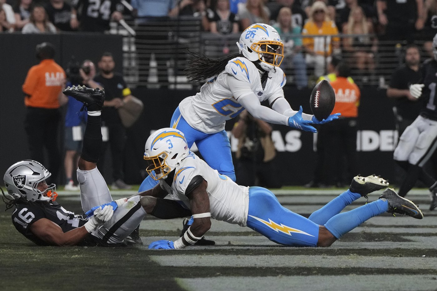 Herbert and strong defense lead Chargers to 20-9 win over Raiders | iNFOnews.ca