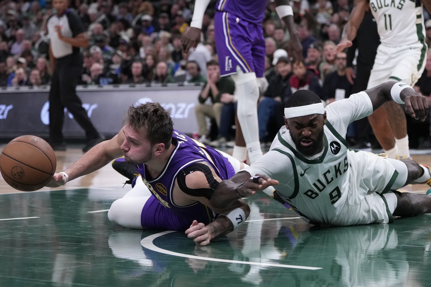 Doncic scores 41 points, Reaves adds 25 as Lakers roll to 119-95 win against Bucks | iNFOnews.ca Doncic scores 41 points, Reaves adds 25 as Lakers roll to 119-95 win against Bucks | iNFOnews.ca