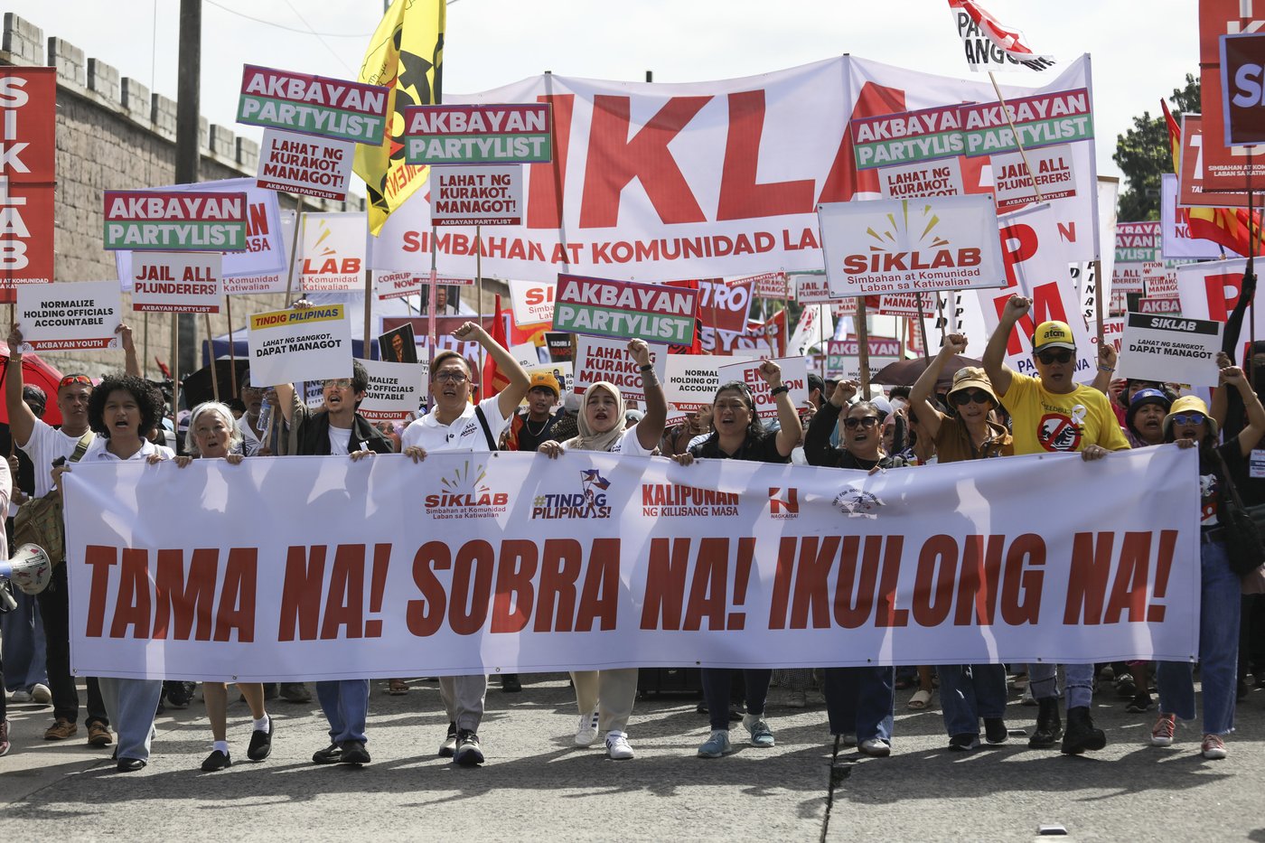 Dozens arrested and hurt in clashes with police near Philippine presidential palace | iNFOnews.ca Dozens arrested and hurt in clashes with police near Philippine presidential palace | iNFOnews.ca
