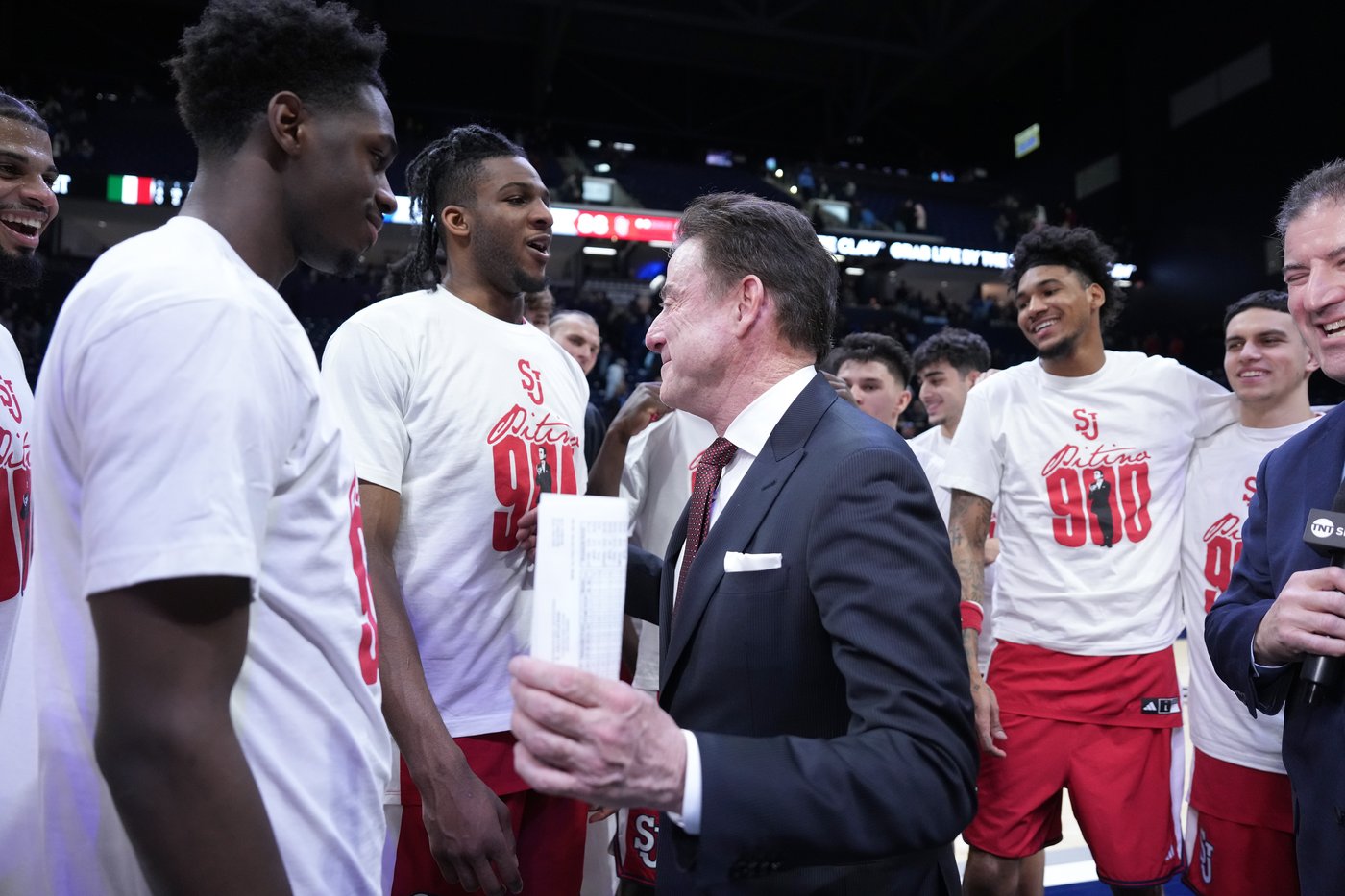 Rick Pitino honored by St. John's for reaching 900 career wins | iNFOnews.ca