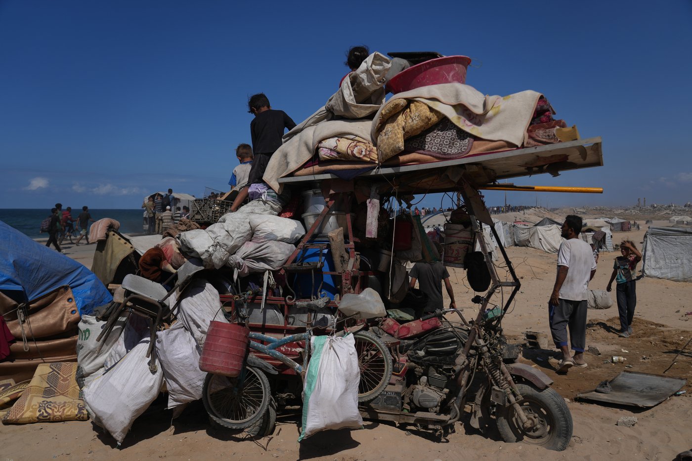 Some Palestinians pack up and move north toward their homes in Gaza after ceasefire goes into effect | iNFOnews.ca Some Palestinians pack up and move north toward their homes in Gaza after ceasefire goes into effect | iNFOnews.ca
