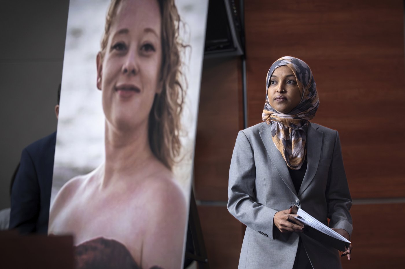 Man arrested after spraying unknown substance on Rep. Ilhan Omar at Minneapolis town hall | iNFOnews.ca
