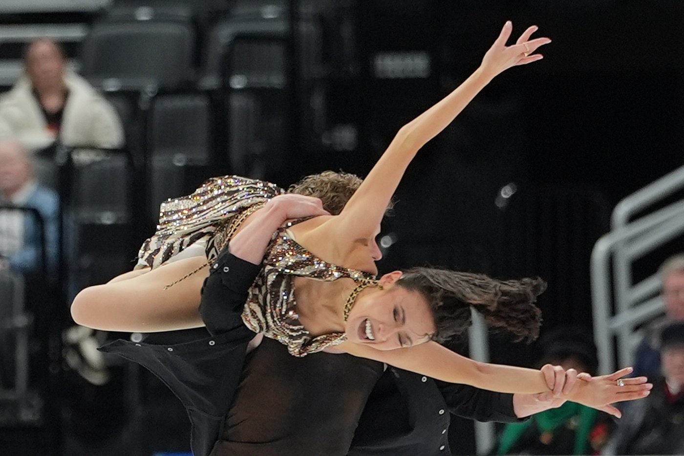 World champs Chock and Bates dazzle with emotional performance at U.S. Figure Skating Championships | iNFOnews.ca