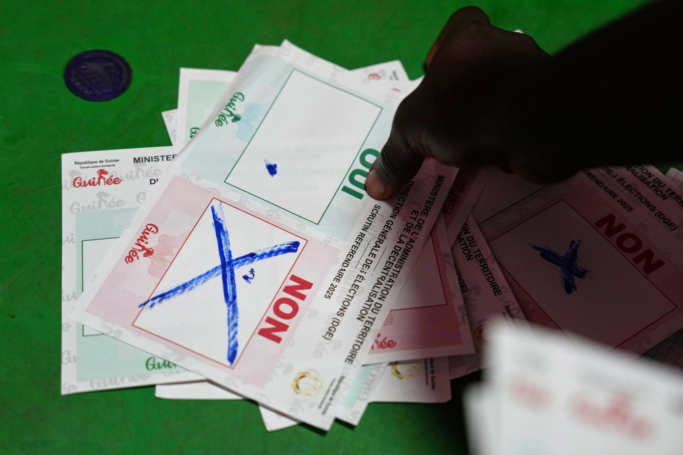 Guineans vote 'yes' in referendum that could allow leader of country’s junta to run for president | iNFOnews.ca