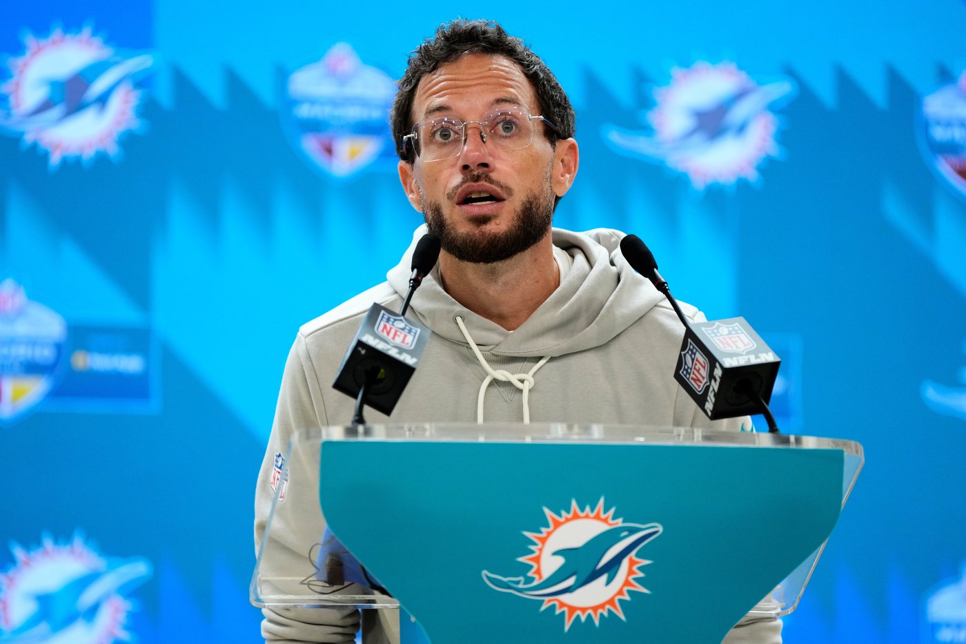 Mike McDaniel says family time, a chance for rest and a Dolphins' winning streak align perfectly | iNFOnews.ca