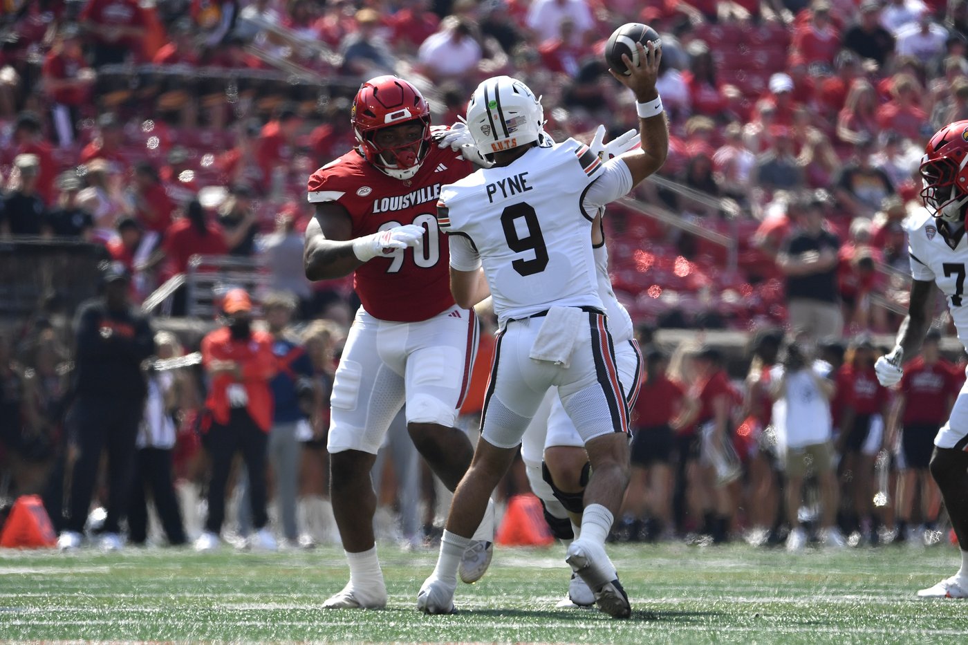 Louisville uses backup plan to beat Bowling Green 40-17 | iNFOnews.ca