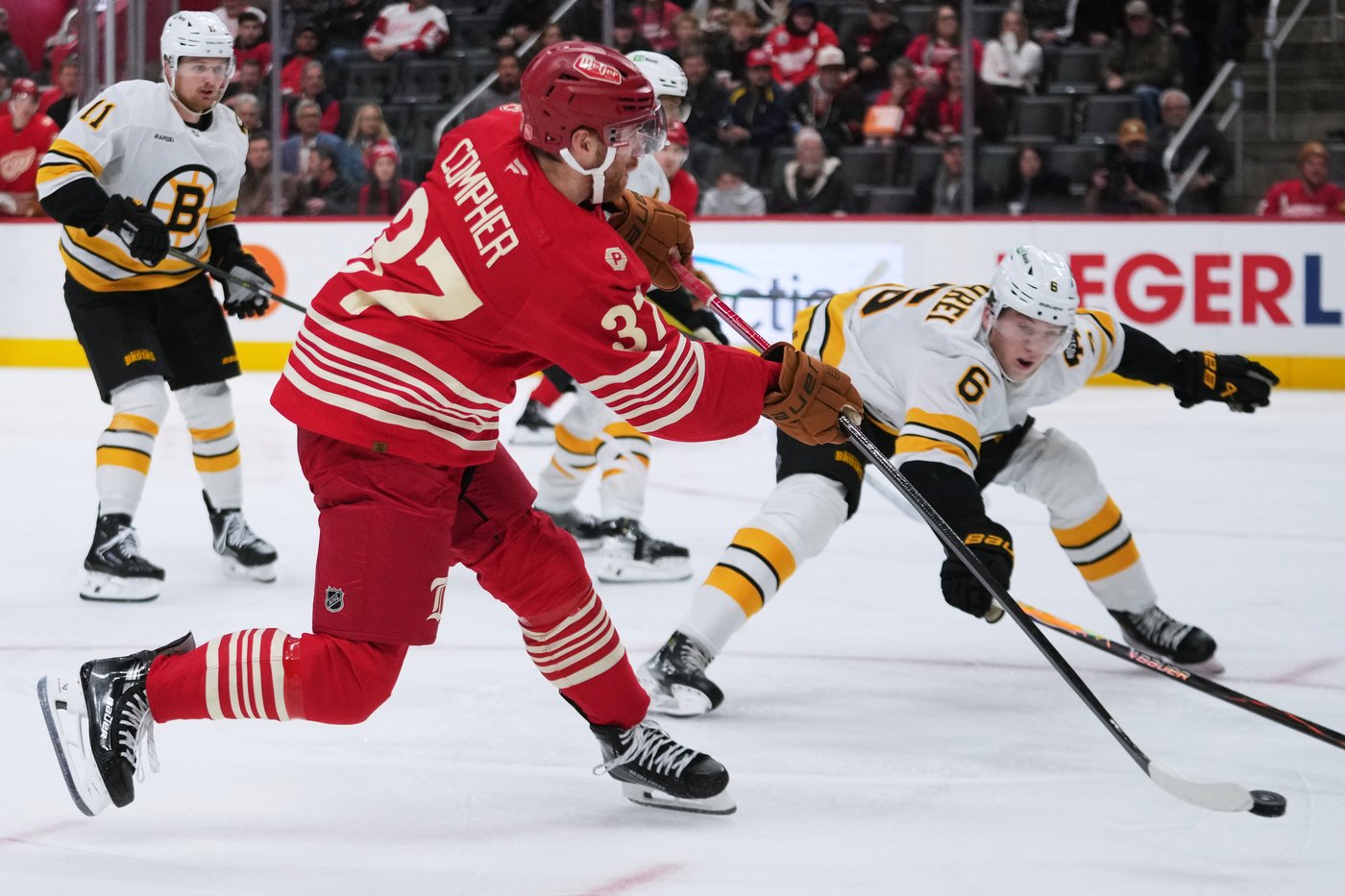 Seider helps the struggling Red Wings beat the Bruins 5-4 | iNFOnews.ca